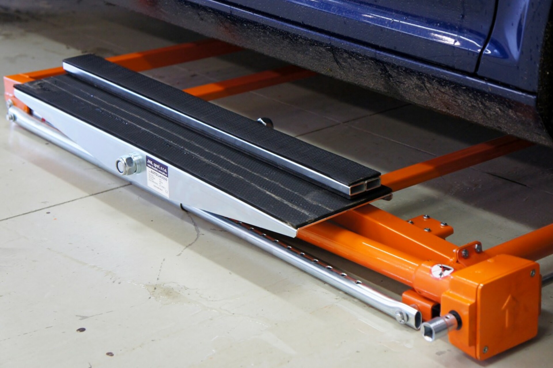 Подъемник для машины в гараж. Мобильный автоподъемник AUTOLIFT 3000. Подъемник подкатной Автолифт 3000. Мобильный автоподъемник, г/п 3 т AUTOLIFT 3000. Автомобильный механический подъемник Автолифт 3000.