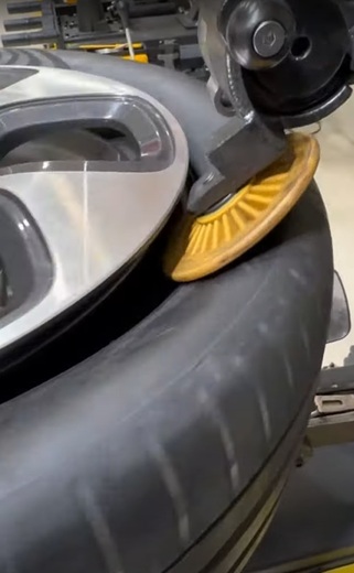 D-550 superautomatická zouvačka s upnutím do středu kola, helperem a aut. montážním palcem