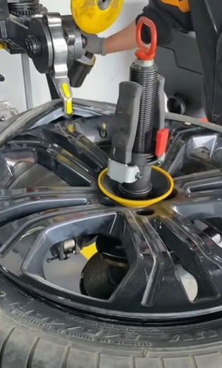 D-550 superautomatická zouvačka s upnutím do středu kola, helperem a aut. montážním palcem