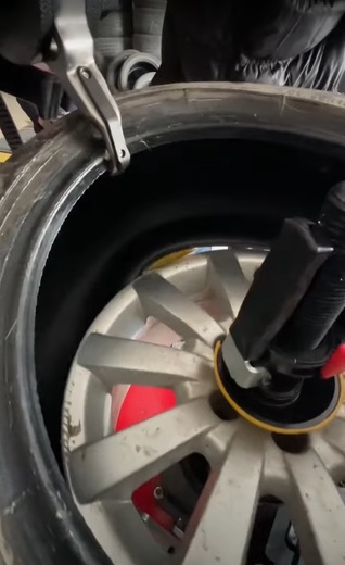 D-550 superautomatická zouvačka s upnutím do středu kola, helperem a aut. montážním palcem