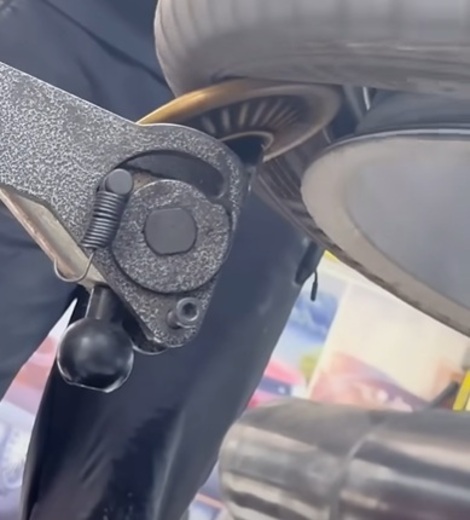 D-550 superautomatická zouvačka s upnutím do středu kola, helperem a aut. montážním palcem