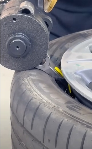 D-550 superautomatická zouvačka s upnutím do středu kola, helperem a aut. montážním palcem