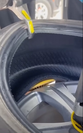 D-550 superautomatická zouvačka s upnutím do středu kola, helperem a aut. montážním palcem