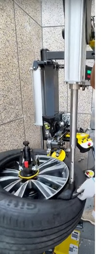 D-550 superautomatická zouvačka s upnutím do středu kola, helperem a aut. montážním palcem